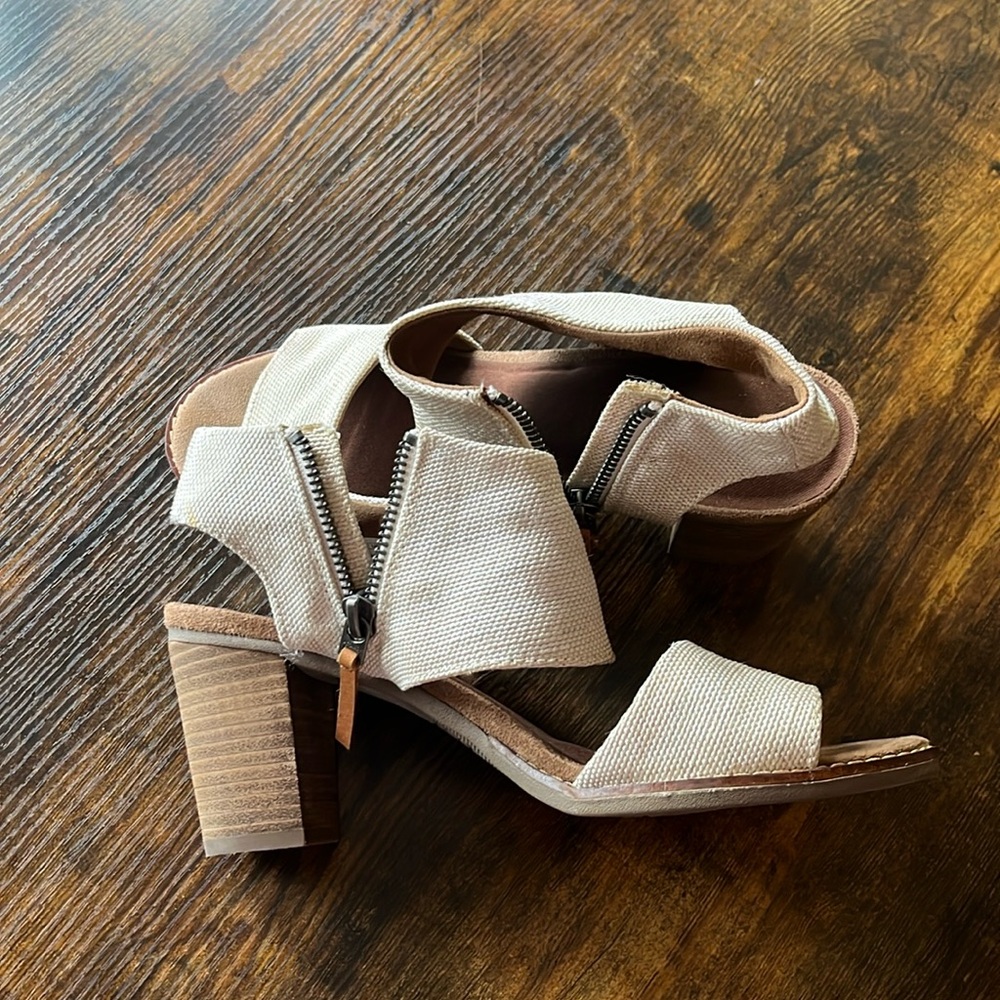 Toms Women’s sz 8 tan canvas heeled sandal with side zipper in good condition.